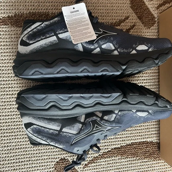 Mizuno Men's Gray and Black Athletic Shoes. Brand new with box 🤗 - Picture 7 of 10